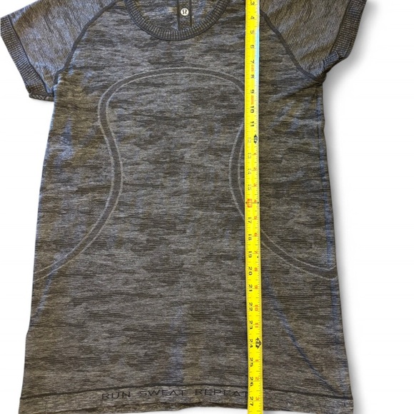 Lululemon Swiftly Tech 2.0 Short Sleeve “Run Sweat Repeat” Gray Camo – Size 12 - Picture 7 of 7
